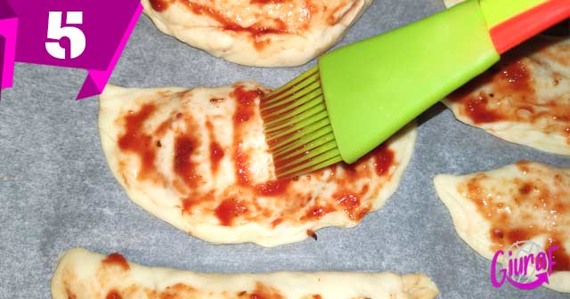 Calzones con salsa de tomate y mozzarella